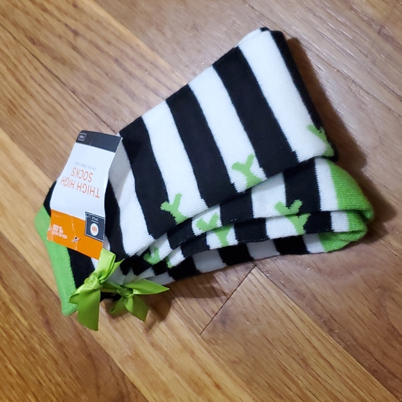 1 Pair of Stripped Thigh High Socks With Green Bows NWT - Picture 5 of 8